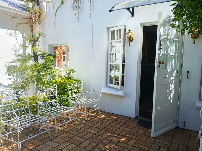 Furnished bachelor cottage in Parktown North, to rent with garden access.