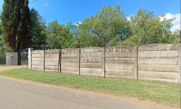 For Sale: Spacious 4-bed house on 1.2 hectares in Benoni AH.