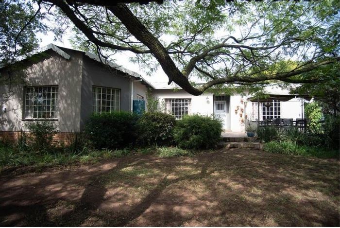 Benoni AH House For Sale: 4 beds, cottage, garages, solar, borehole water.