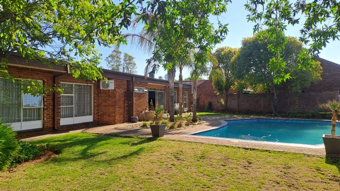 Heuwelsig House For Sale: 3 Bedrooms, pool, bar, double garage, secure parking.