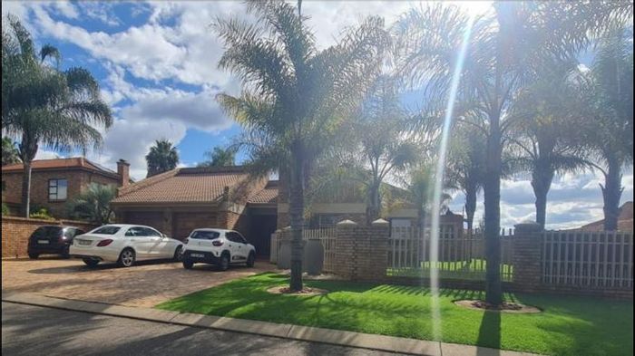 For Sale: Glen Marais House with dual homes, gardens, garages, and water tanks.