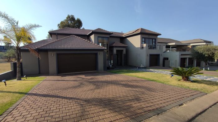 For Sale: House in Blue Valley Golf Estate with pool, entertainment area, and garages.