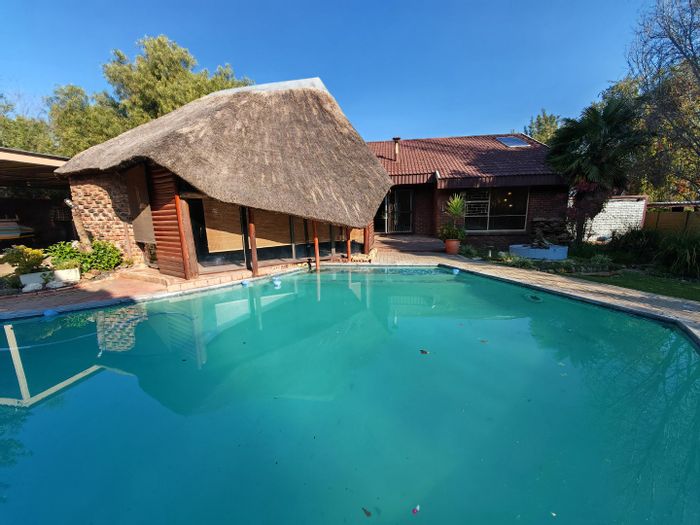 Langenhovenpark House For Sale: Spacious living, pool, lapa, flat, and borehole.