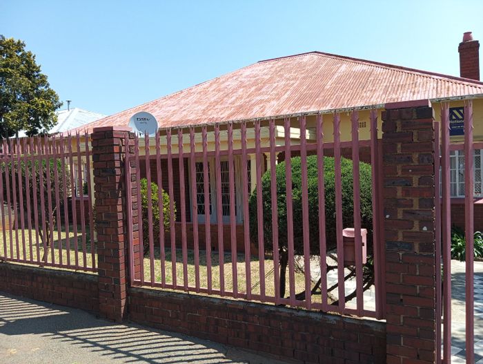 For Sale: 3-Bedroom House in Rosettenville with Cottage, Paved Yard, and Garden.