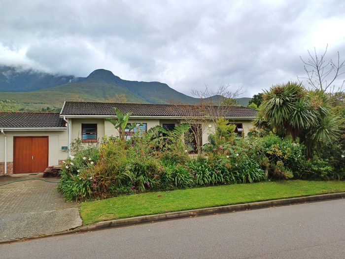 House for Sale in Denneoord: 3 bedrooms, garden, mountain views, family-friendly location.