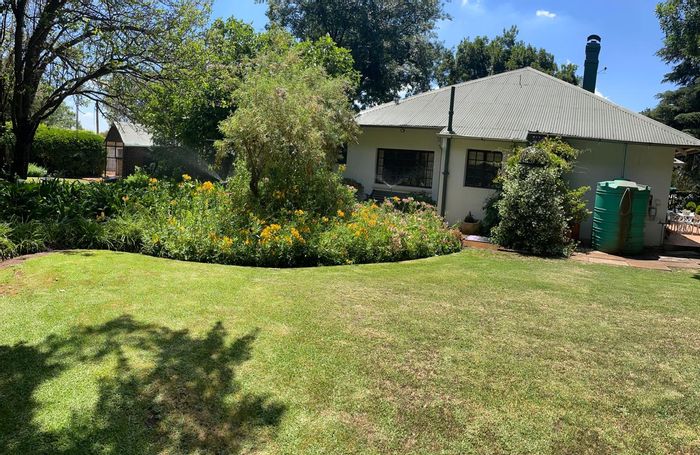 Daggafontein House For Sale: 3 beds, 2 baths, 6 garages, study, garden.