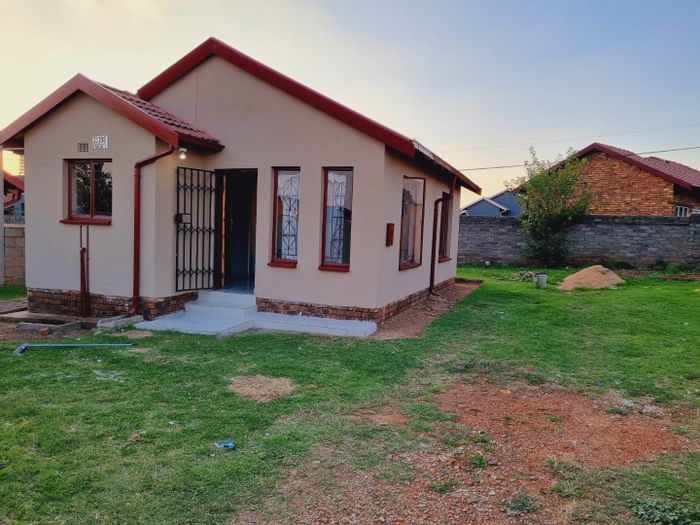 2-bedroom house in Spruit View to rent, with parking and prepaid electricity.