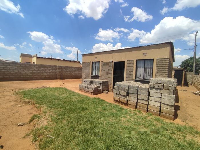 House For Sale in Tsakane Central: Three rooms, fenced yard, ideal investment opportunity.