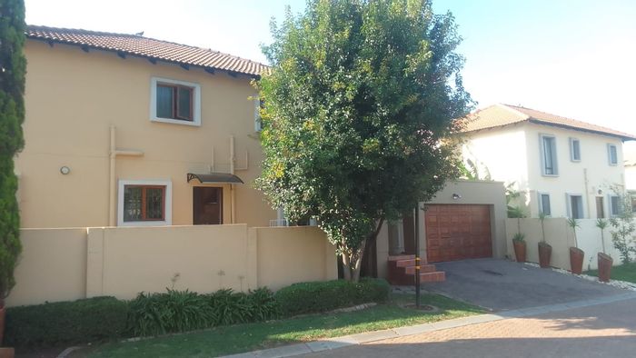 Kyalami Hills House For Sale: 24-hour security, pool, pet-friendly, fibre internet.