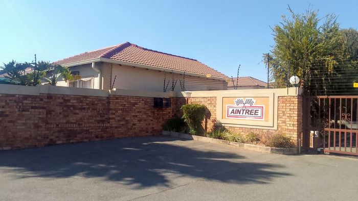 Kyalami Hills House For Sale: 3 beds, security, garden, braai, fast internet.