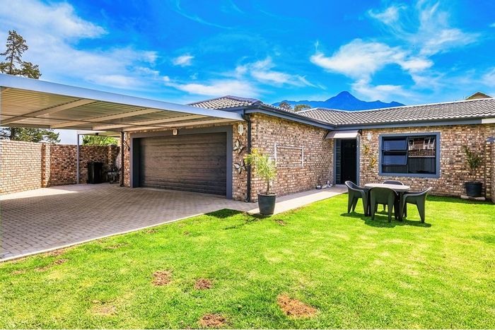 Die Bult House For Sale: Open-plan living, braai room, spacious bedrooms, double garage.