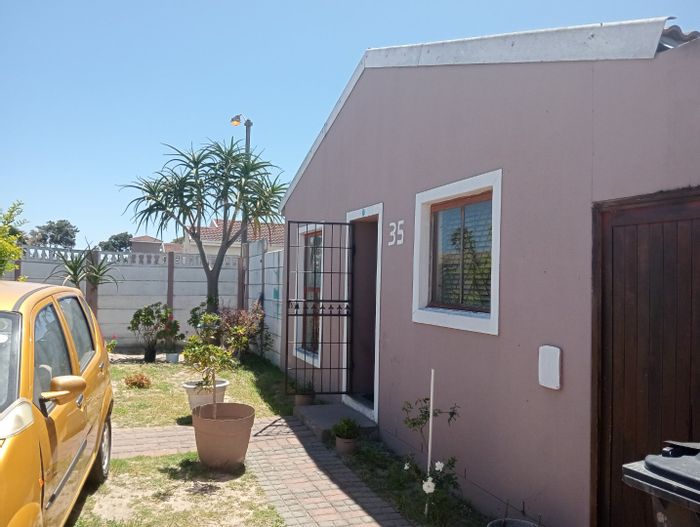 For Sale: House in Dennemere with 3 bedrooms, open plan living, and braai area.