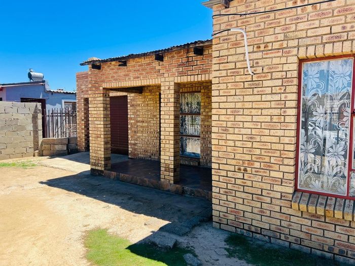 For Sale: House in Botshabelo with 2 bedrooms, garage, and spacious yard.