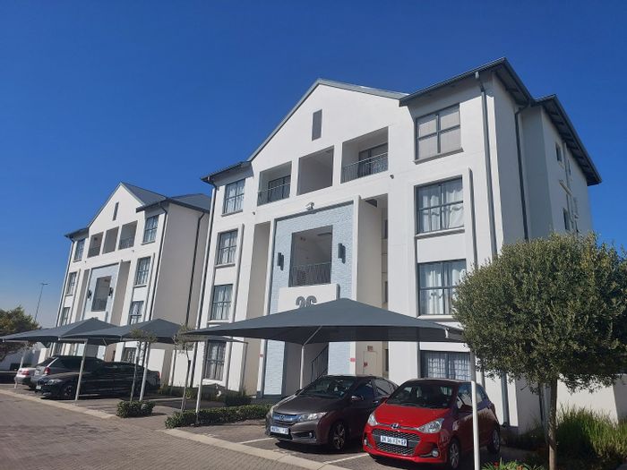 Bryanston Apartment For Sale: 1 bed, gym, pool, balcony, prime location.