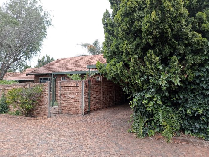 Highveld Townhouse To Rent: Private garden, air conditioning, garage, and storage options.