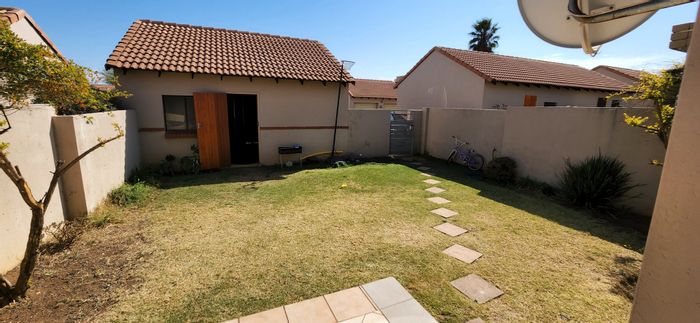 Mooikloof Townhouse For Sale: 2 bedrooms, garden, double garage, secure estate.