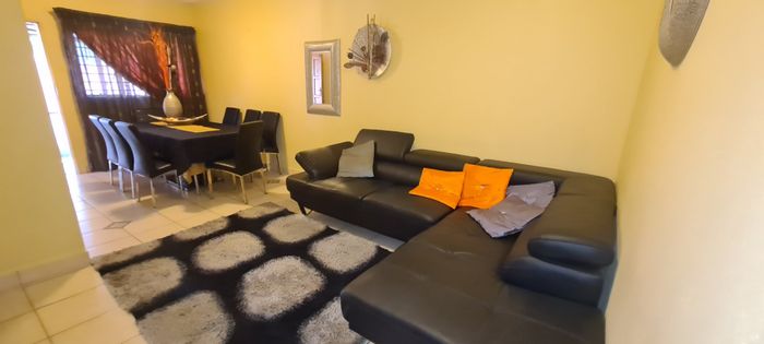 Erasmia Apartment To Rent: 2 bedrooms, secure access, near schools and shops.