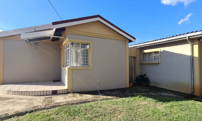 Laudium House To Rent: 4 bedrooms, 2 bathrooms, near amenities and schools.