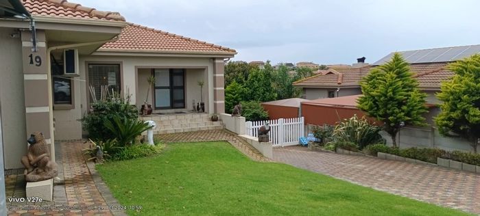 Menkenkop House For Sale: 4 bedrooms, sea views, office/flatlet, off-grid power.