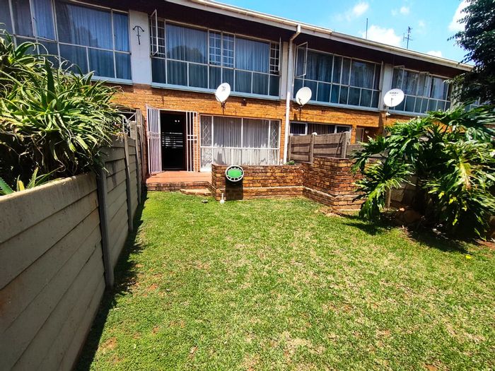 Rhodesfield Apartment To Rent: 2 beds, private garden, garage, pet-friendly.