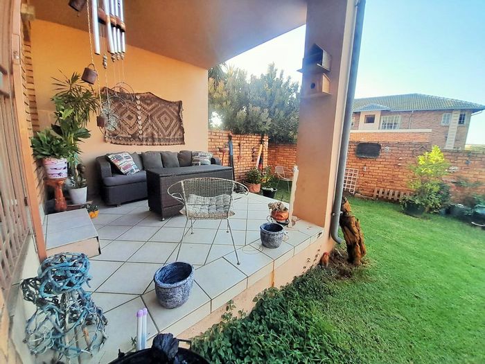 Amberfield Townhouse For Sale: 2 bedrooms, pet-friendly, private garden, double garage.