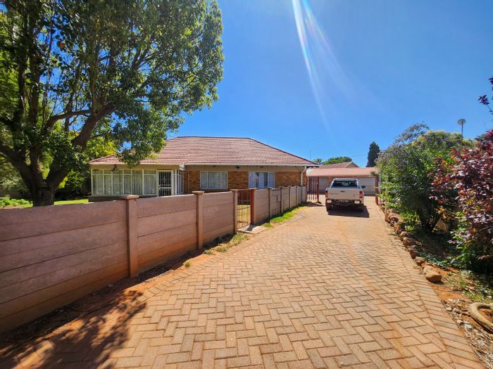 For Sale: House in Stilfontein Ext 4 with flatlet, garages, and fenced yard.