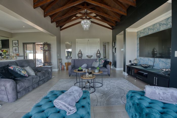 Zimbali House To Rent: Four bedrooms, pool, golf course access, and garden.