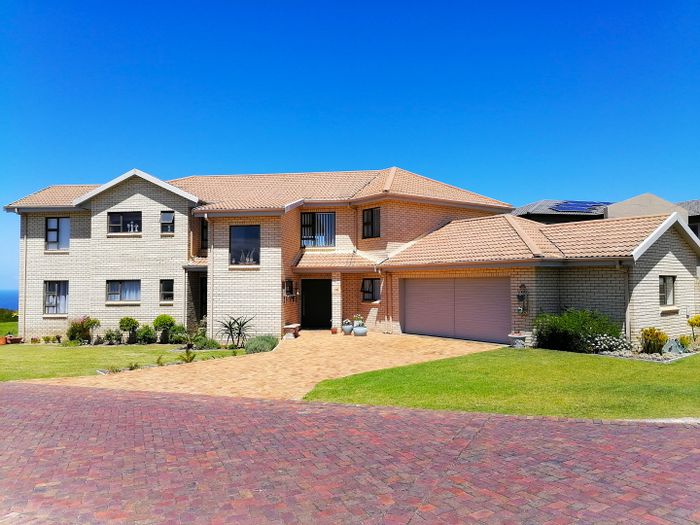 House For Sale in Mossel Bay Golf Estate: 3 bedrooms, golf views, double garage.