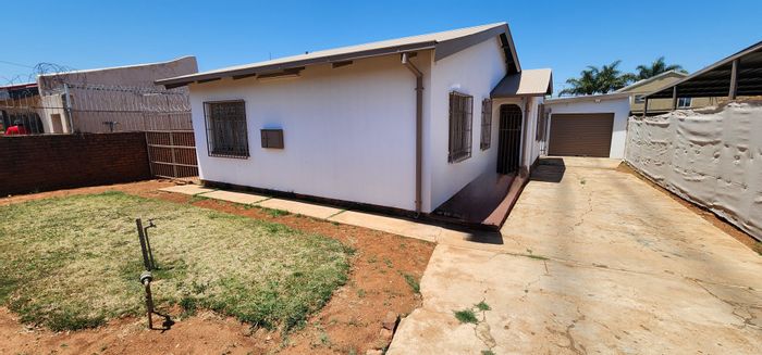 Laudium House For Sale: 3 bedrooms, garage, spacious yard, near amenities.