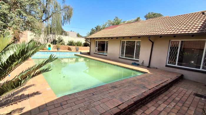 Spacious family house in The Reeds with pool, garage, and entertainment areas. For Sale.