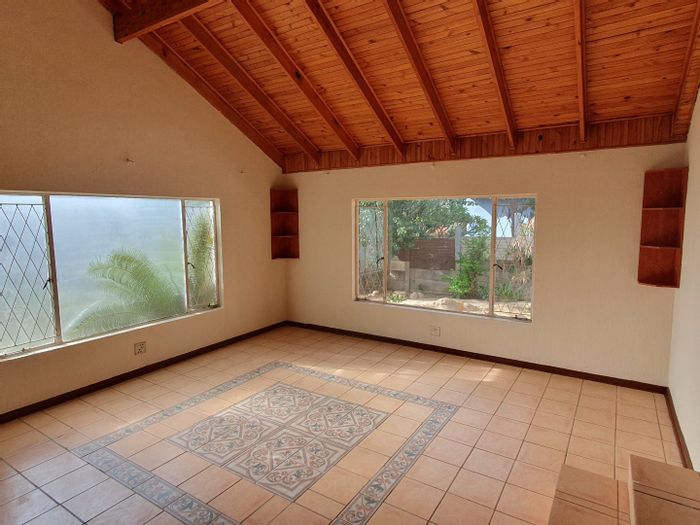 Spacious family house in The Reeds with pool, garage, and entertainment areas. For Sale.