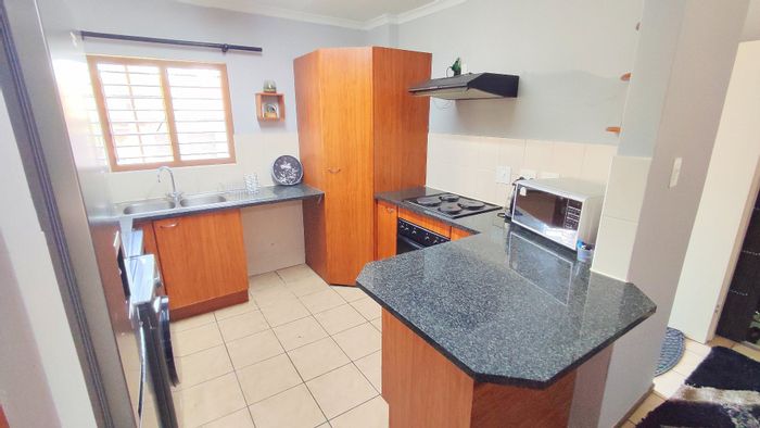 Townhouse for Sale in Rooihuiskraal North: 2 Bedrooms, Garden, Double Garage, Air Conditioning.