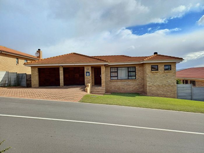 Reebok House For Sale: 3 bedrooms, flat, braai room, coastal access.