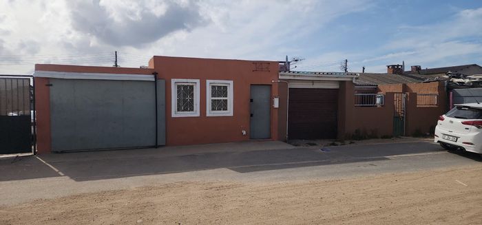 For Sale: House in Bonteheuwel with 2 bedrooms, parking, and spacious yard.