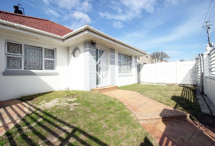 Lansdowne House For Sale: 3 beds, rental potential, double garage, secure entrances.