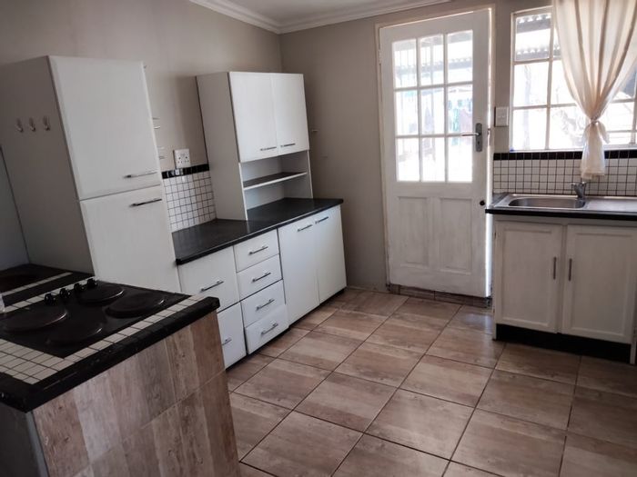 To Rent: Apartment in Parktown Estate with en-suite, study area, utilities included.