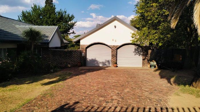 Spacious 5-bedroom house in The Reeds, featuring study, double garage, and security.