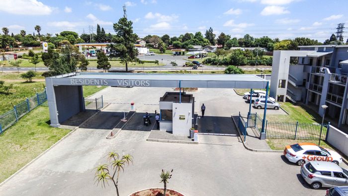 Noordwyk Apartment For Sale: Bachelor unit with kitchenette, security, and transport access.