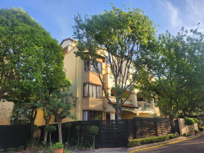 Sunninghill Apartment To Rent: 2 Bedrooms, balcony, golf views, pool, 24/7 security.