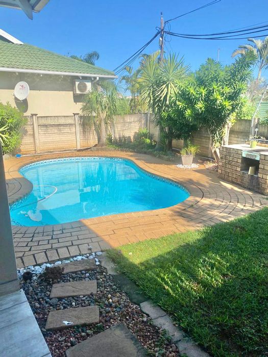 3 Bedroom Townhouse To Rent in Somerset Park with pool and garage access.