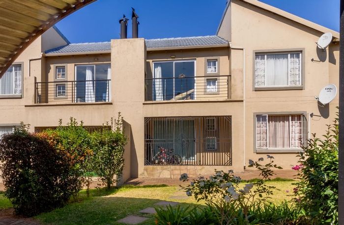 Northgate Apartment To Rent: Open-plan layout, kitchen, balcony, pool access, 2 parking bays.