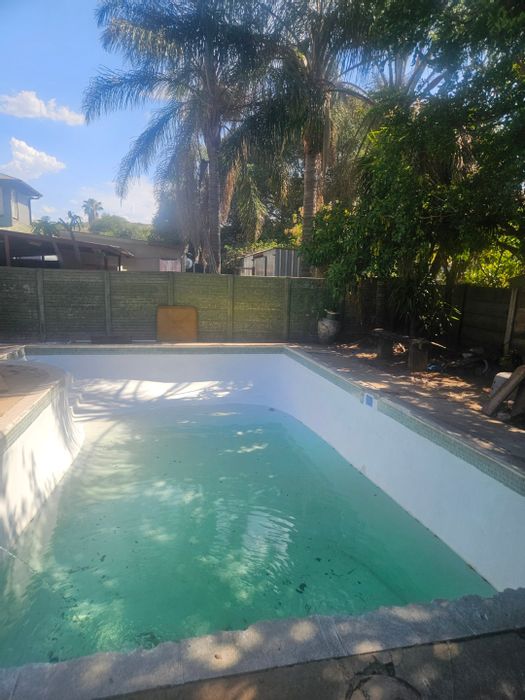 For Sale: Spacious 5-bedroom house with flatlet, pool, and double carport in Pretoria Gardens.