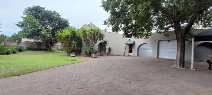 Neserhof House For Sale: 4 bedrooms, flatlet, inverter, borehole, spacious yard.