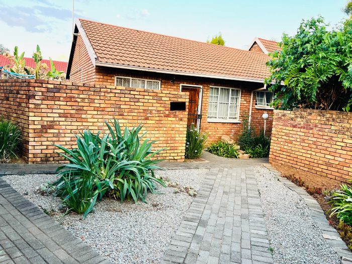 Garsfontein Townhouse For Sale: 3 Beds, large garden, 24-hour access, visitor parking.