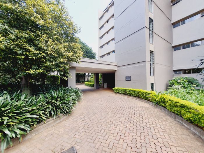 Faerie Glen Apartment To Rent: Pool, braai area, close to amenities and transport.