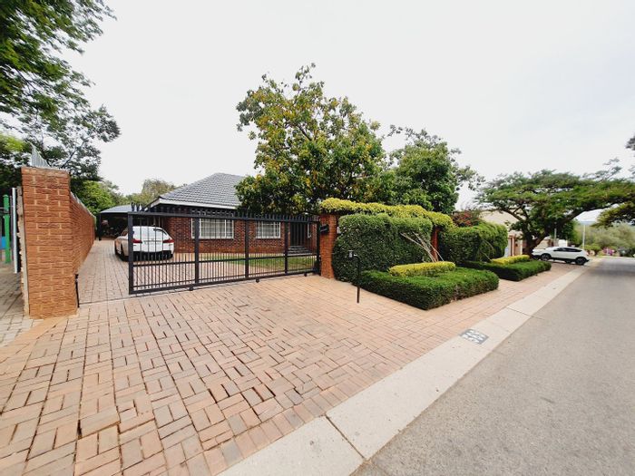 Garsfontein House To Rent: Ideal for living and home business, ample parking.