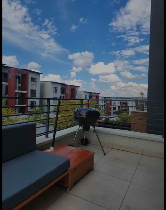 Fully furnished 2-bedroom apartment with balcony in Fourways, To Rent.