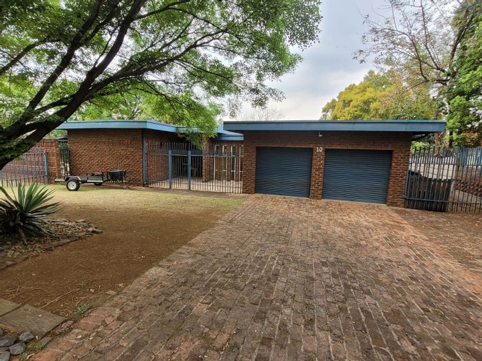 Amiel Park House For Sale: 4 bedrooms, spacious yard, two-car garage, convenient location.