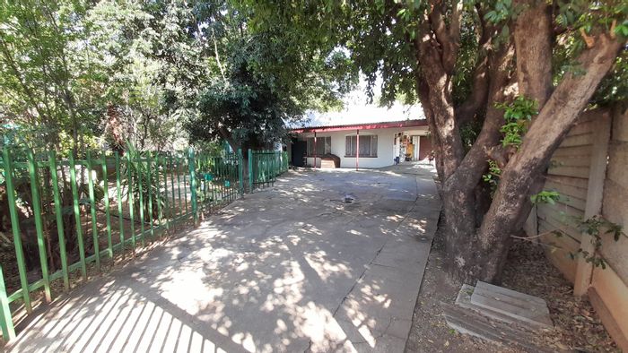 Oos Einde House For Sale: Open parking, enclosed patio, borehole, and garden space.