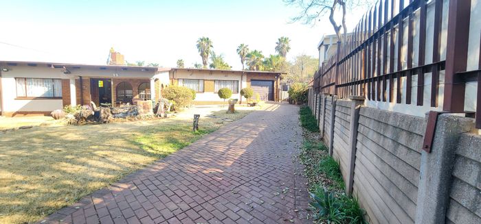 Erasmia House For Sale: 3 bedrooms, pool, outbuilding, ample parking, koi pond.